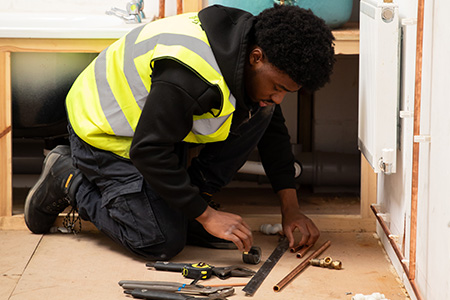 Male fitting a water tank